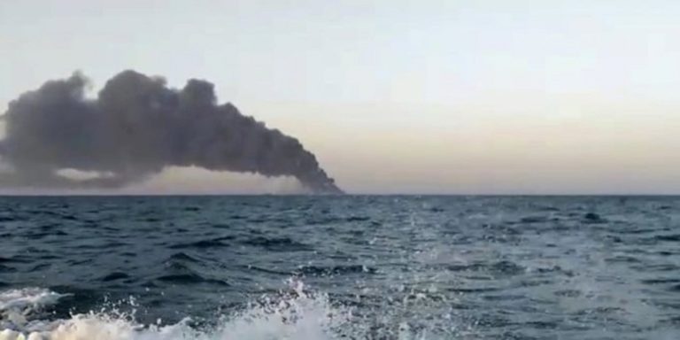 Βυθίζεται στον κόλπο του Ομάν “αναντικατάστατο” πλοίο του Ιράν