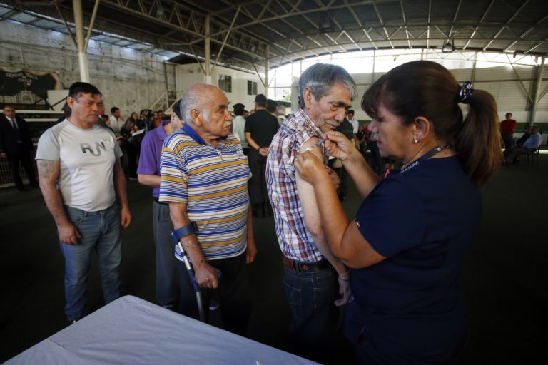 Χιλή: Θρόμβωση “οδηγεί” σε αναστολή της 2ης δόσης του εμβολίου της AstraZeneca και αυξάνεται το ηλικιακό όριο