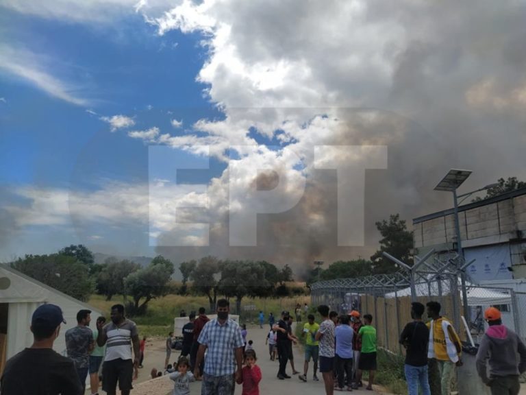 Χίος: Υπό έλεγχο η φωτιά σε χορτολιβαδική έκταση γύρω από το ΚΥΤ της ΒΙΑΛ (εικόνες)