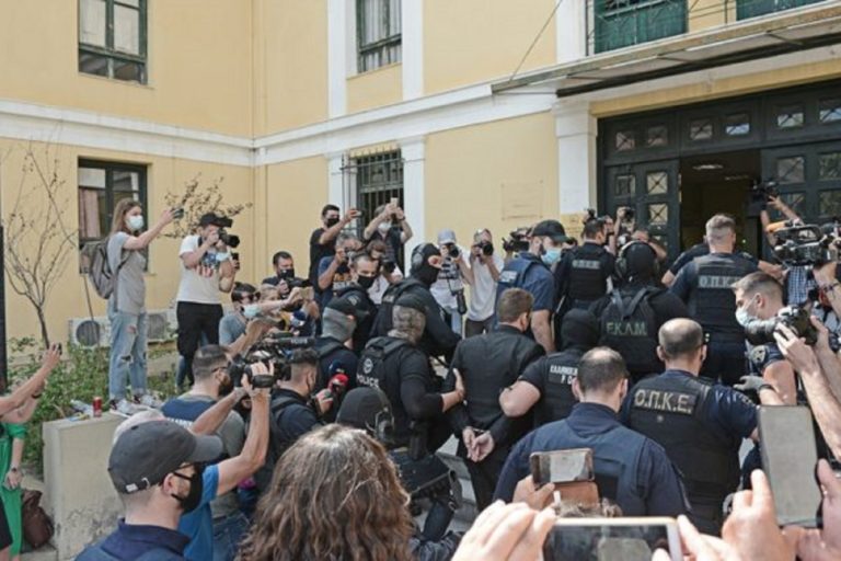 Δολοφονία Γλυκά Νερά: Συμπληρώθηκε τετράωρο με «βροχή ερωτήσεων» από τον ανακριτή στον 33χρονο