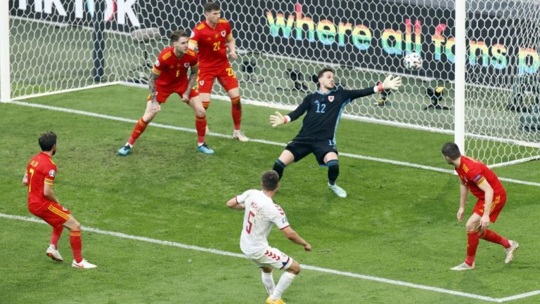 Η Δανία σάρωσε 4-0 την Ουαλία και πέρασε στους “16”