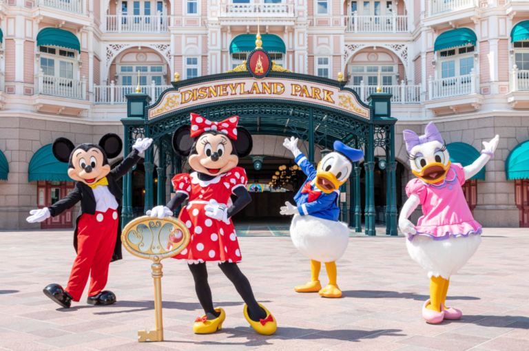 Άνοιξε ξανά η Disneyland Paris για τους επισκέπτες