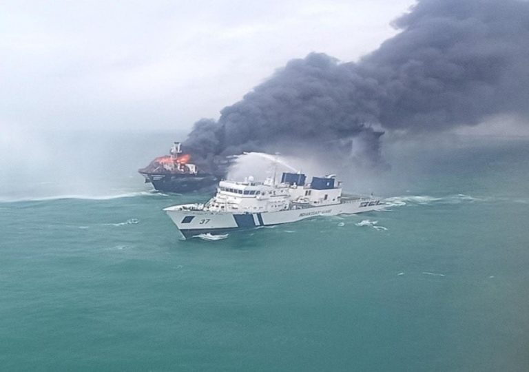 Τεράστια οικολογική καταστροφή στη Σρι Λάνκα: Το “εύφλεκτο” MV X-Press Pearl βυθίζεται
