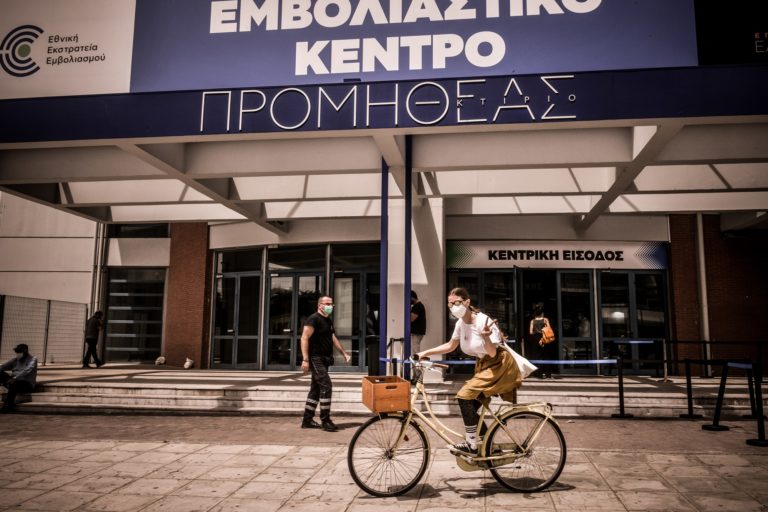 «Kάρτα ελευθερίας» για εμβολιασμένους νέους – Πώς χρησιμοποιείται (video)