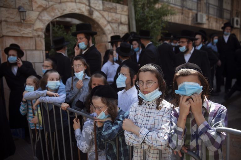 Ισραήλ: Επιστρέφει η υποχρεωτική χρήση μάσκας σε κλειστούς δημόσιους χώρους