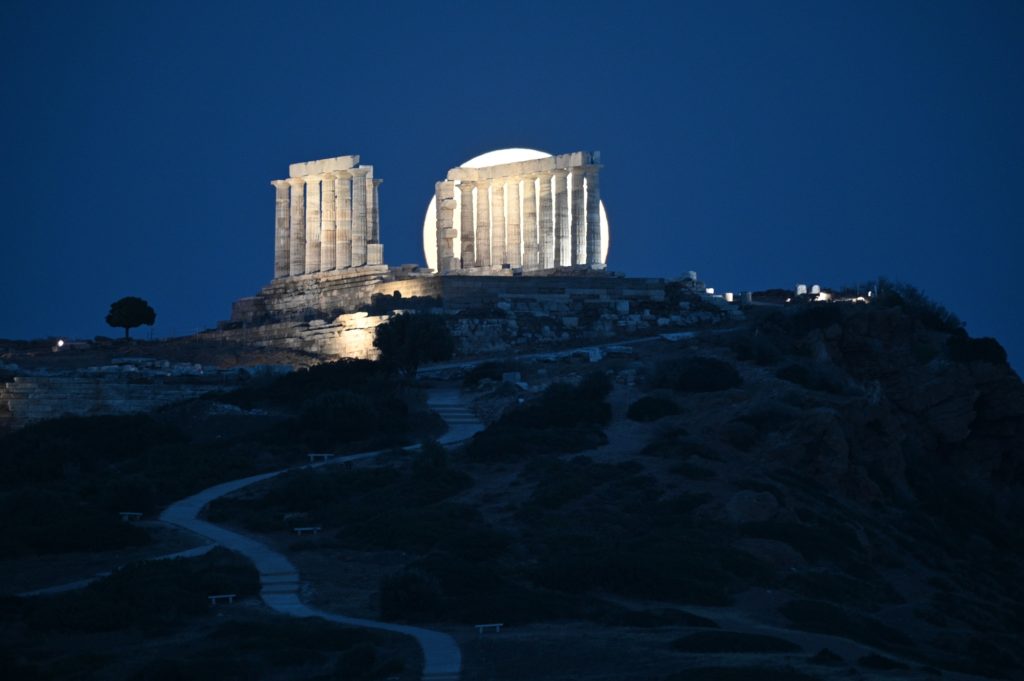 Eντυπωσιακές εικόνες από την «υπερπανσέληνο της φράουλας»