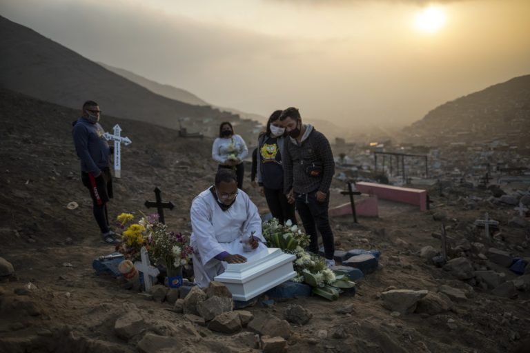 Περού: Τριπλασιασμός θανάτων από Covid-19- Πρώτο στην παγκόσμια κατάταξη  ανά εκατομμύριο κατοίκων
