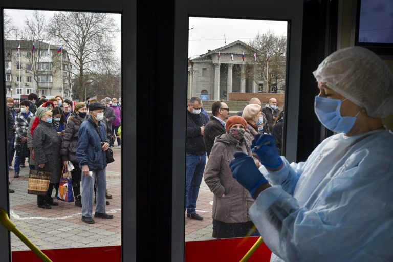 Ρωσία: Έτοιμοι να εμβολιαστούν ξανά όσοι εμβολιάστηκαν ήδη κατά του κορονοϊού
