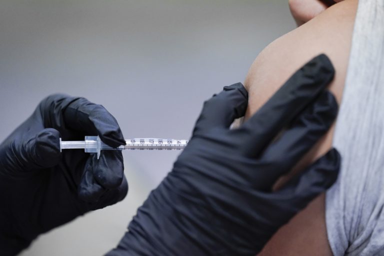 ΗΠΑ: Η κυβέρνηση Μπάιντεν προγραμματίζει έναρξη του ενισχυτικού εμβολιασμού έως το φθινόπωρο