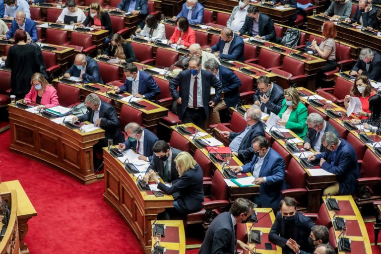 Bουλή: Νόμος του κράτους το εργασιακό νομοσχέδιο με 158 ψήφους υπέρ