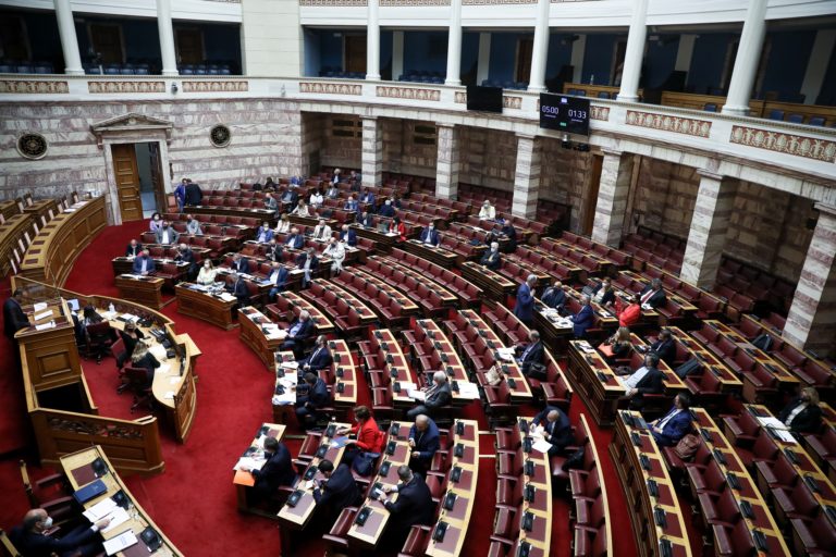 Βουλή: Ενστάσεις αντισυνταγματικότητας με την έναρξη της συζήτησης του εργασιακού νομοσχεδίου (video)