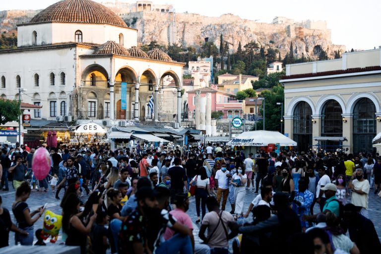 Εμβολιασμός ή 4ο κύμα προειδοποιούν οι επιστήμονες – Συνεχίζονται τα πάρτι χωρίς μέτρα προστασίας