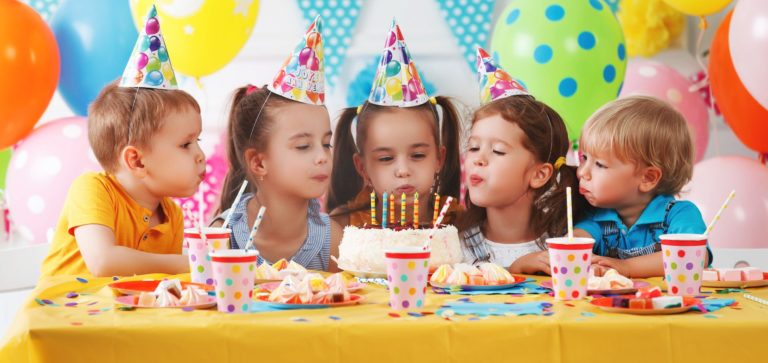 ΗΠΑ: Γιορτές και γενέθλια πάρτι συμβάλουν στην εξάπλωση της Covid-19   