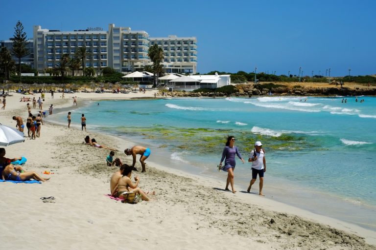 Κύπρος: Έκκληση του υπ. Υγείας στους νέους για εμβολιασμό – Ανησυχεί η μετάλλαξη Δέλτα