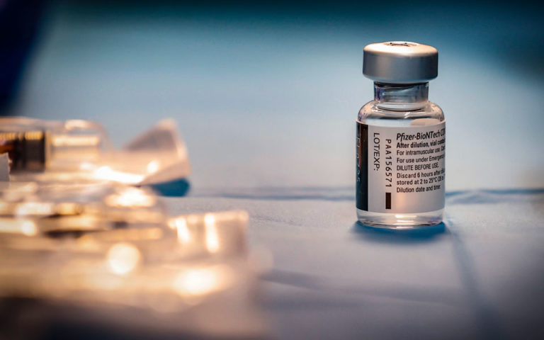 Εμβόλιο Pfizer/BioNTech: Αλλεργικές ανεπιθύμητες αντιδράσεις σε ενήλικες μετά τον εμβολιασμό τους