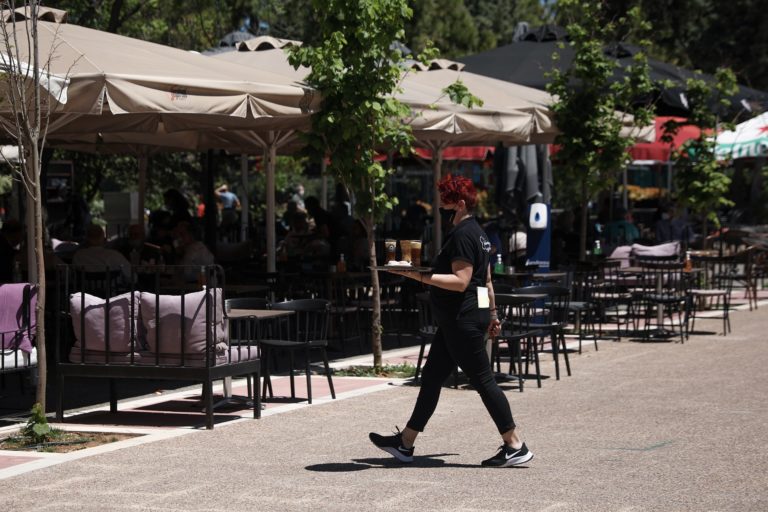 Τι ισχύει σε εστίαση, ψυχαγωγία, γήπεδα – Πού απαιτείται μάσκα, πιστοποιητικό εμβολιασμού, αρνητικό τεστ