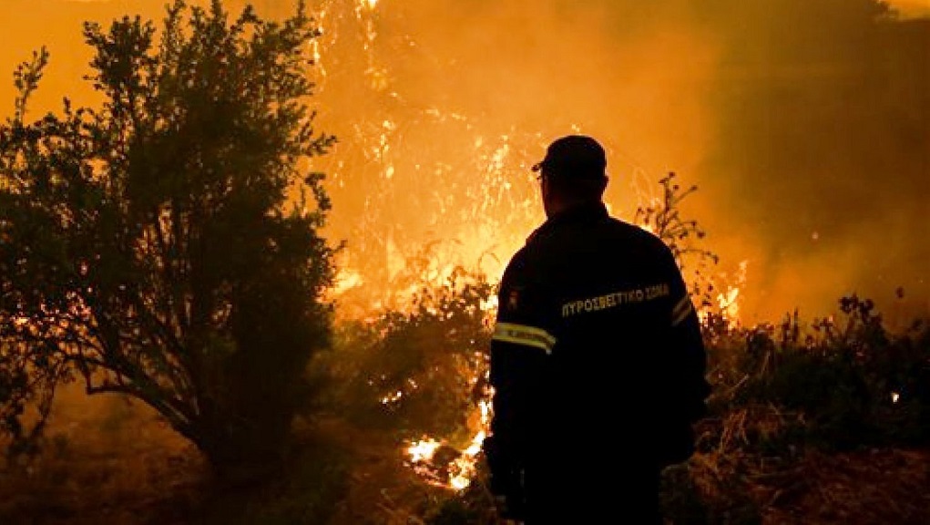 Μεγάλη πυρκαγιά σε δυσπρόσιτη περιοχή στα όρια Ηρακλείου – Λασιθίου