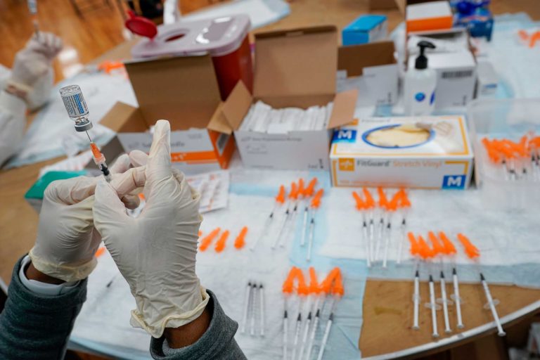 ΗΠΑ: Λοιμωξιολόγοι εξετάζουν ενίσχυση του Johnson με πρόσθετη δόση εμβολίου mRNA