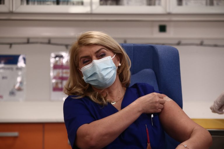Εύη Καμπιτσιούλη στο Πρώτο: «Ο μόνος δρόμος» – Τι λέει η πρώτη νοσηλεύτρια που εμβολιάστηκε στην Ελλάδα (audio)