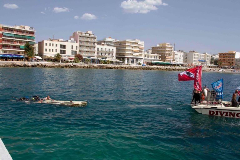 Μέχρι βάρκα ανέσυραν από το βυθό – 200η δράση εθελοντικού καθαρισμού στο Λουτράκι (φωτο)