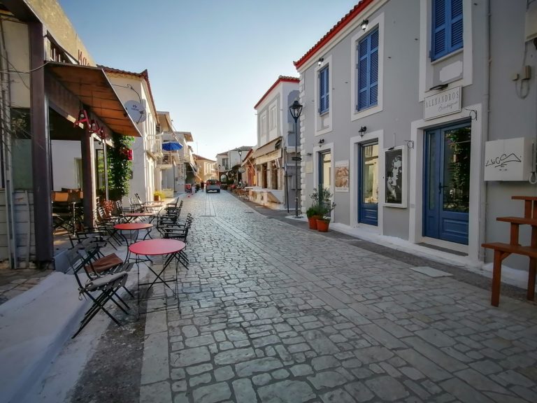 Κομισιόν: Στήριξη ελληνικών τουριστικών επιχειρήσεων ύψους 800 εκατ. ευρώ