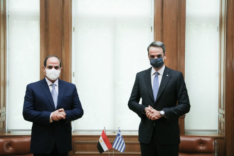 Στην Αίγυπτο ο πρωθυπουργός – Ευκαιρία για επιβεβαίωση των εξαιρετικών διμερών σχέσεων