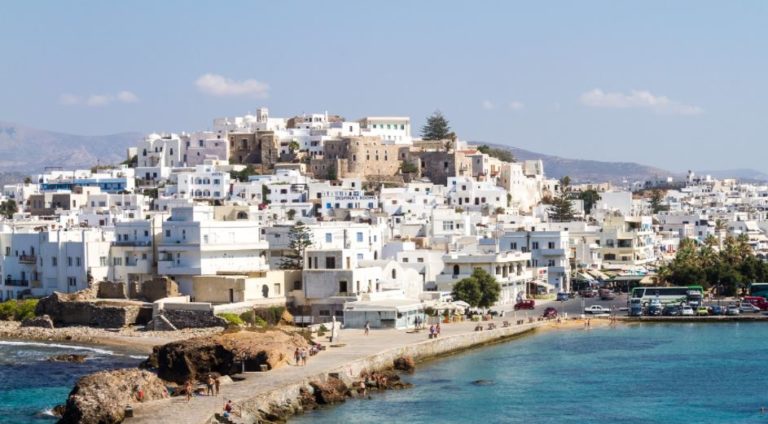 Σύρος – Νάξος: Δεκάδες Αθηναίοι σπεύδουν στα νησιά για να εμβολιαστούν (video)