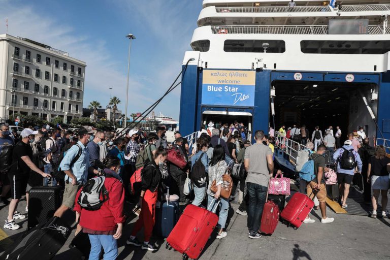 Πειραιάς: Έληξε η απεργία της ΠΕΝΕΝ – Κανονικά τα δρομολόγια των πλοίων