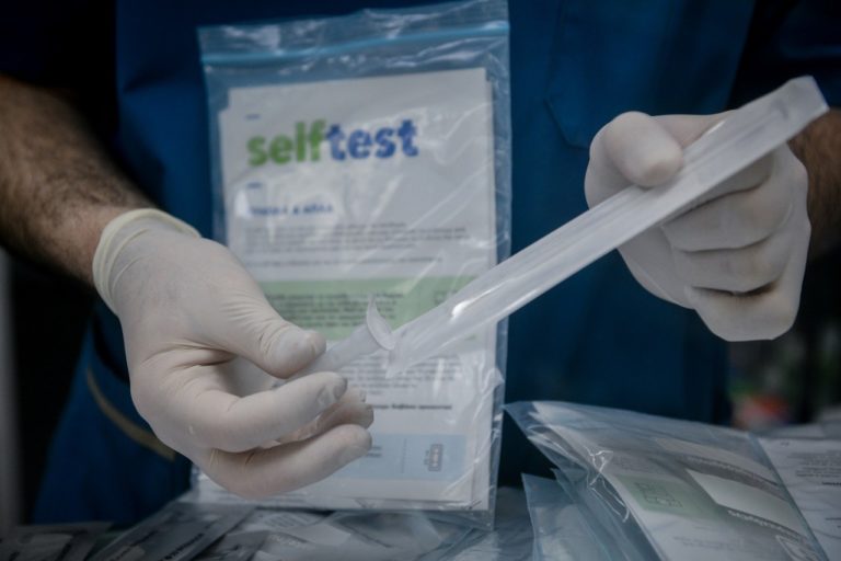 Δωρεάν από σήμερα στα φαρμακεία δύο self test για μη εμβολιασμένους