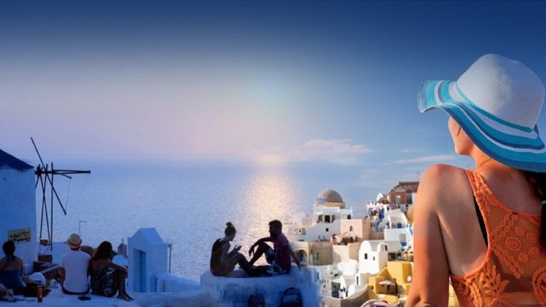«Έκρηξη» αφίξεων τουριστών από τις ΗΠΑ – «Η Ελλάδα πάει καλύτερα τουριστικά από άλλες χώρες» (video)