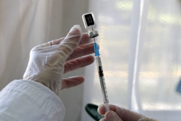 Πότε αρχίζει ο εμβολιασμός των εφήβων – Προβληματισμός για τη μετάλλαξη Δέλτα