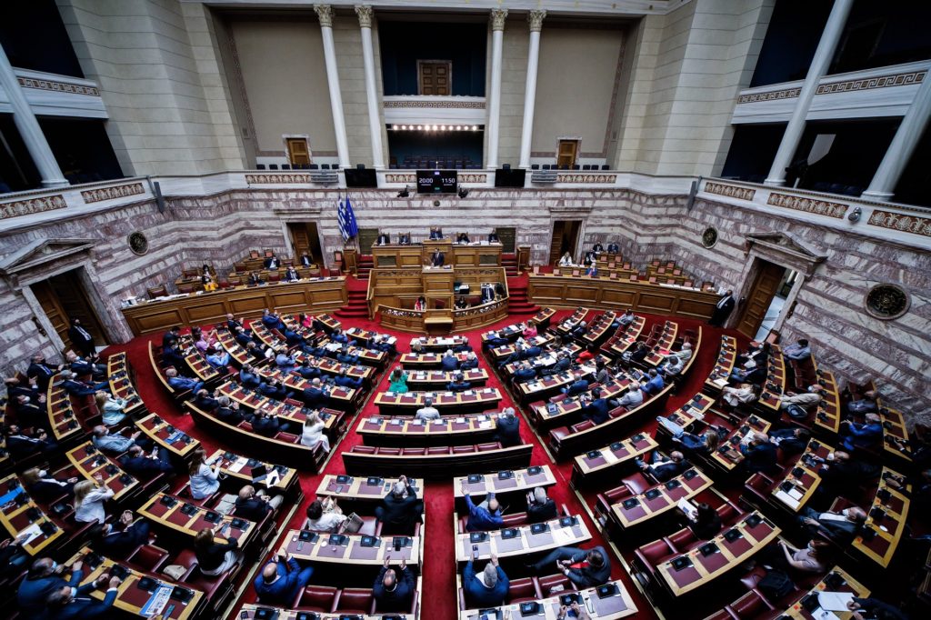 Αντιπαράθεση Κ. Χατζηδάκη – ΣΥΡΙΖΑ μετά την υπερψήφιση του εργασιακού νομοσχεδίου