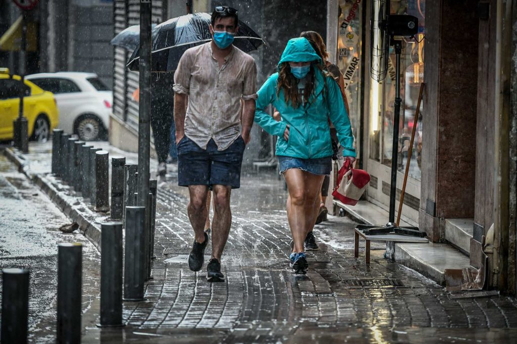 Καλοκαιρινή κακοκαιρία με καταιγίδες στην Αττική – Τι λέει ο ΔΕΔΔΗΕ για τις διακοπές ρεύματος