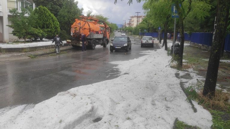 Κοζάνη: Ισχυρή χαλαζόπτωση στην πόλη – Ζημιές στις καλλιέργειες