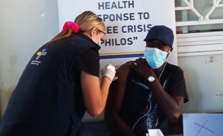 Ξεκίνησαν οι εμβολιασμοί στα ΚΥΤ Λέσβου, Χίου, Σάμου – Στη Χίο την Παρασκευή Ν. Μηταράκης & Π. Αρκουμανέας