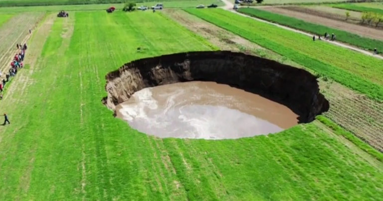 Μεξικό: Τεράστια τρύπα «κατάπιε» στρέμματα γεωργικής γης (video)