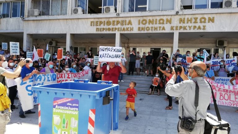 Λαϊκή Συσπείρωση Ιονίων: “Μηνύουν τους εργαζόμενους γιατί φοβούνται την οργή τους”