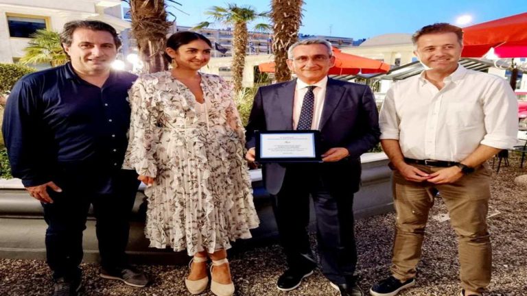 Τιμήθηκε ο Περιφερειάρχης Ν. Αιγαίου για τη συμβολή του στη ανάπτυξη του εσωτερικού τουρισμού