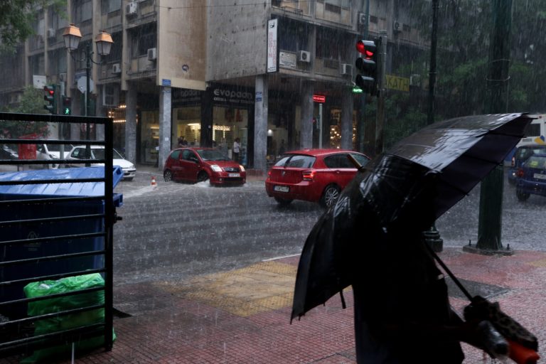 Έντονη βροχόπτωση στο κέντρο της Αθήνας – Προβλήματα στην κυκλοφορία