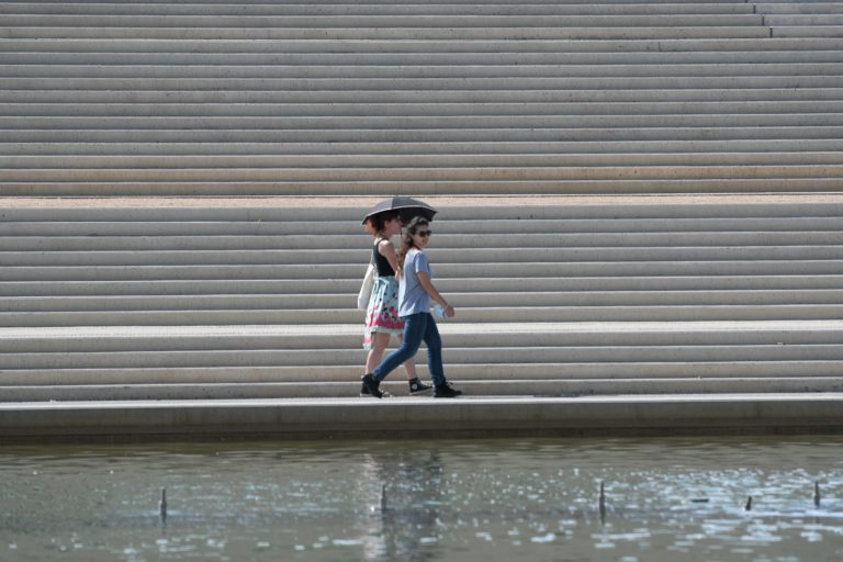 Σε κλοιό καύσωνα η χώρα, έως 41 βαθμούς η θερμοκρασία – Ανοιχτές κλιματιζόμενες αίθουσες