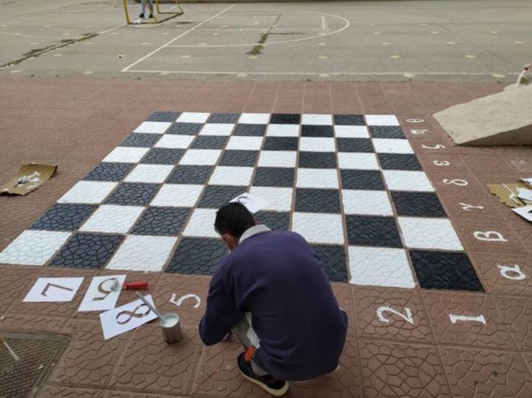 Πτολεμαΐδα: Eκπαιδευτικοί έστησαν υπαίθρια σκακιέρα στο σχολείο τους