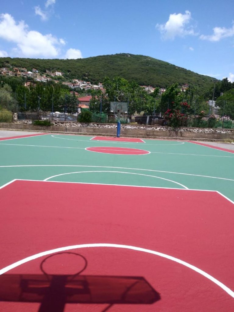 Νέος τάπητας στο γήπεδο μπάσκετ του Γυμνασίου – Λυκείου Τροπαίων Γορτυνίας