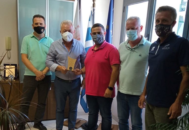 Τιμητική πλακέτα στον δήμαρχο Ηγουμενίτσας