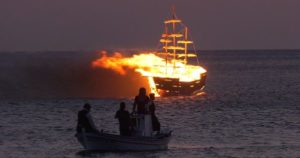 “200 χρόνια Παπανικολής”: Αναπαράσταση πυρπόλησης πλοίου του οθωμανικού στόλου στη Σκάλα Ερεσού