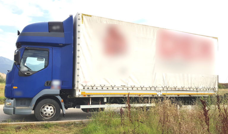 Ροδόπη: Συνελήφθησαν 2 διακινητές –  Μετέφεραν 12 μετανάστες σε ειδική κρύπτη φορτηγού