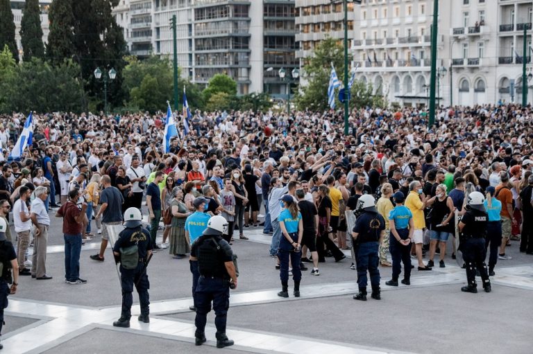 Συγκέντρωσεις αντιεμβολιαστών σε Σύνταγμα και Ομόνοια (εικόνες)