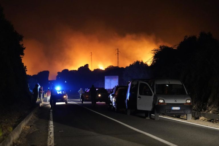 Πυρκαγιές και πλημμύρες «σφυροκοπούν» χώρες ανά τον κόσμο – 1.500 άτομα στη Σαρδηνία εγκατέλειψαν τα σπίτια τους (video)