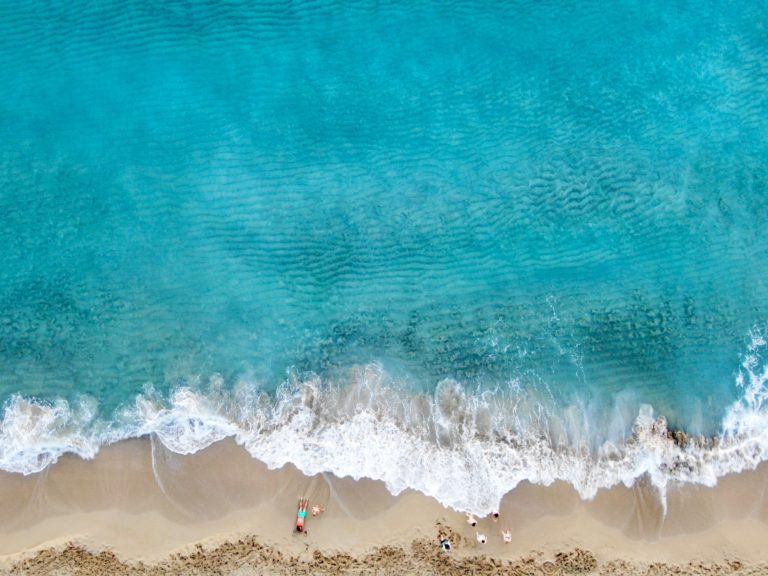 Η άμμος έχει τη δική της ιστορία: Περιήγηση σε μαγικές παραλίες της Ελλάδας με το ertnews.gr