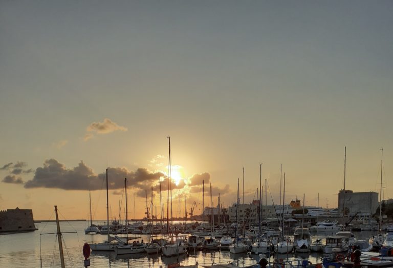 «Συναγερμός» για την έξαρση των κρουσμάτων – Στις παρυφές του lockdown 6 τουριστικοί προορισμοί