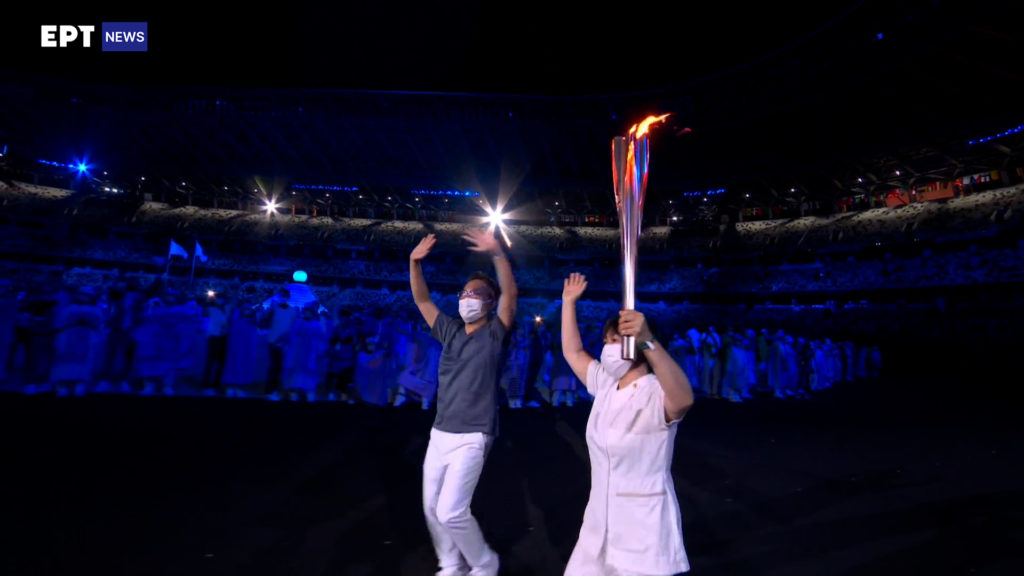 Ολυμπιακοί Αγώνες – Τελετή έναρξης: Γιατροί μετέφεραν την Ολυμπιακή φλόγα για τη μάχη τους ενάντια στον κορονοϊό (video)